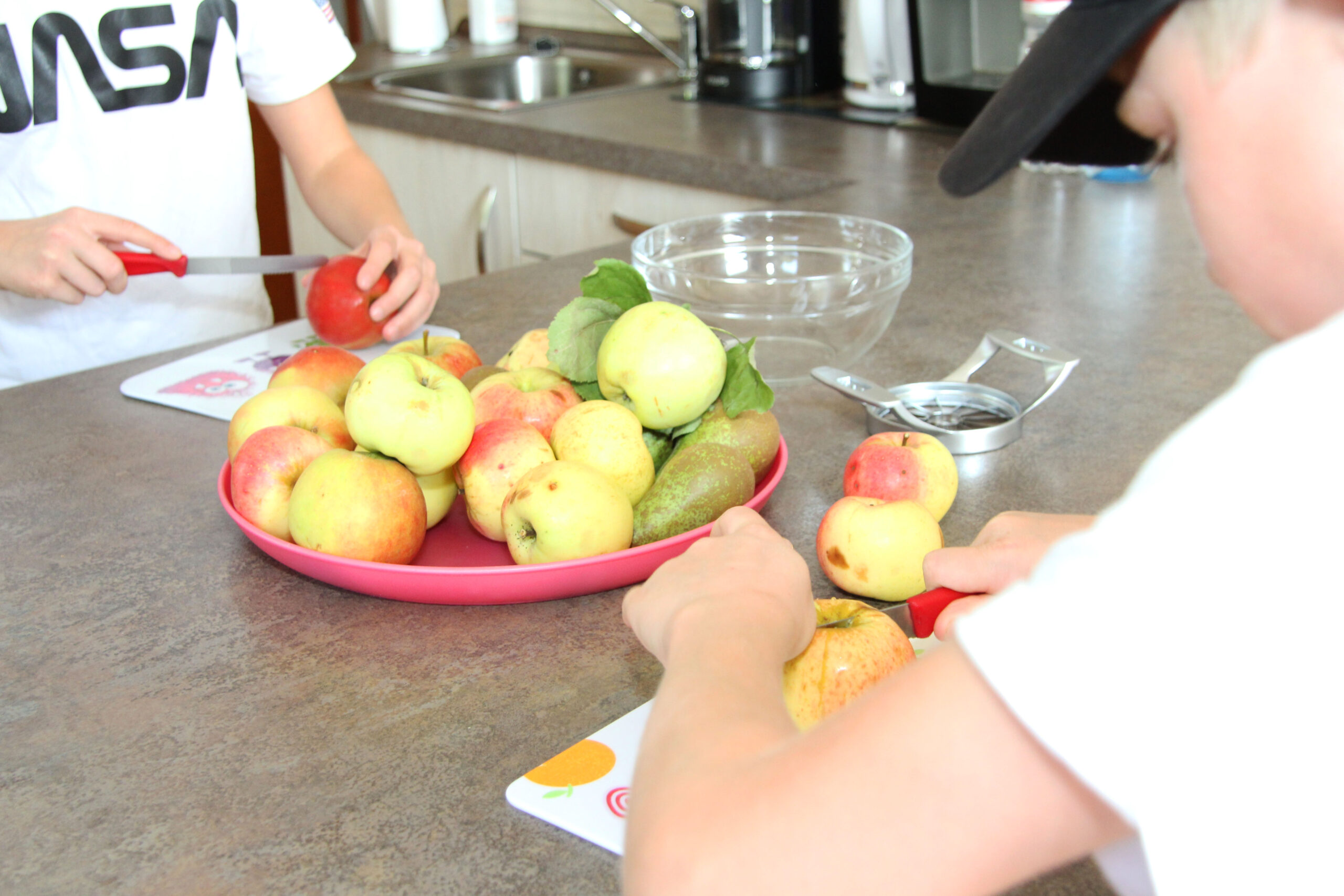 Kinder schneiden Äpfel