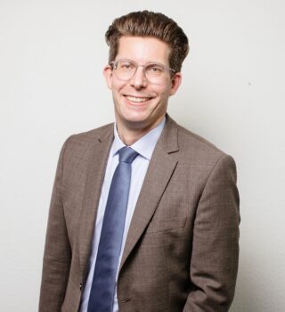 Dirk Bakenhus kaufmännischer Geschäftsführer GPS lachen brauner Anzug Mann