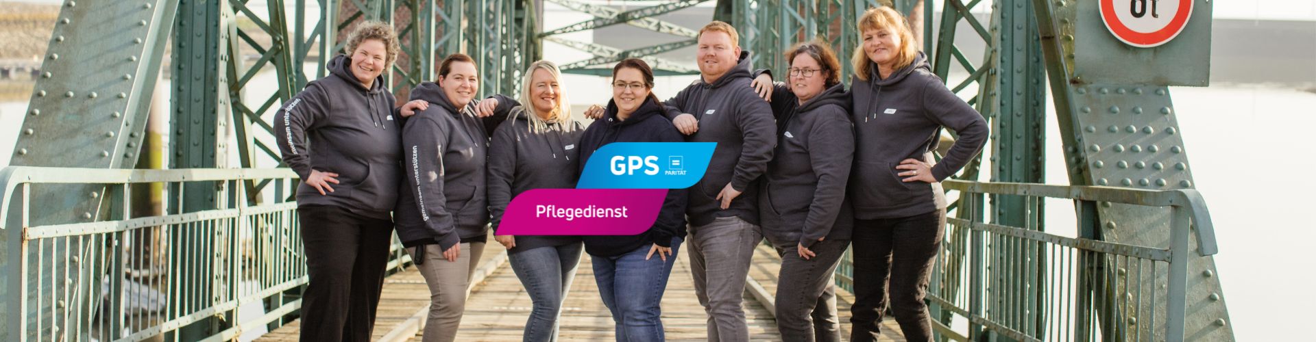 Pflegedienst Teamfoto auf Brücke in Wilhelmshaven