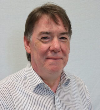 Ein Portraitbild von Manfred Künzel vom GPS Betriebsrat. Er hat kurze dunkle Haare und trägt ein weißes Hemd.