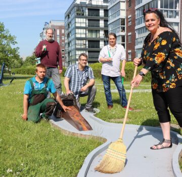 GPS Beschäftigte pflegen den Minigolfplatz in der Südstadt.