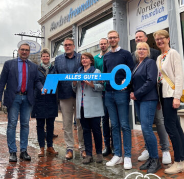 Gruppenfoto zur Eröffnung des GPS Laden Nordseefreundlich in Jever mit dem Geschäftsführer der GPS, GPS Mitarbeiter und Politiker