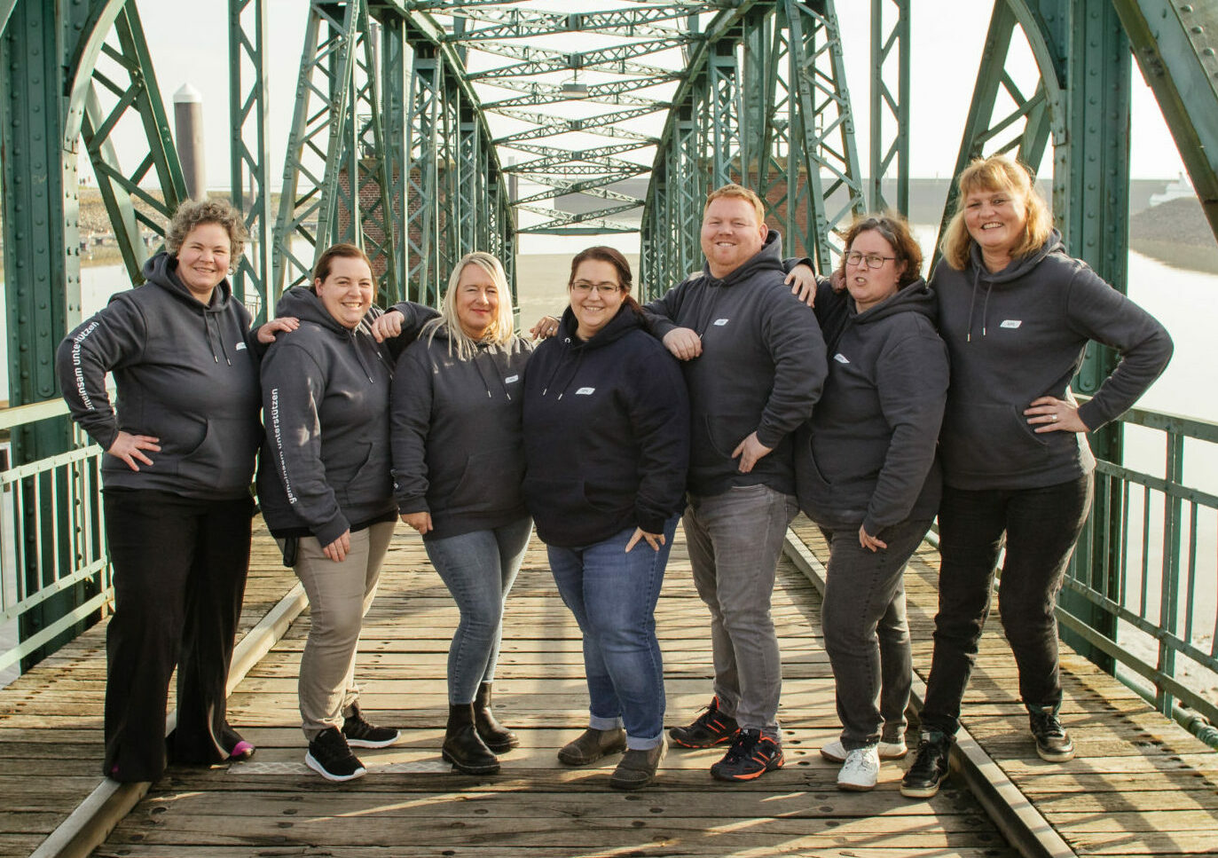 Pflegedienstteam auf einer Brücke