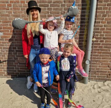 Vier kleine Kinder und die Einrichtungsleiterin des GPS "Kindergarten Deichkieker" sind unterschiedlich mit Kostümen verkleidet.