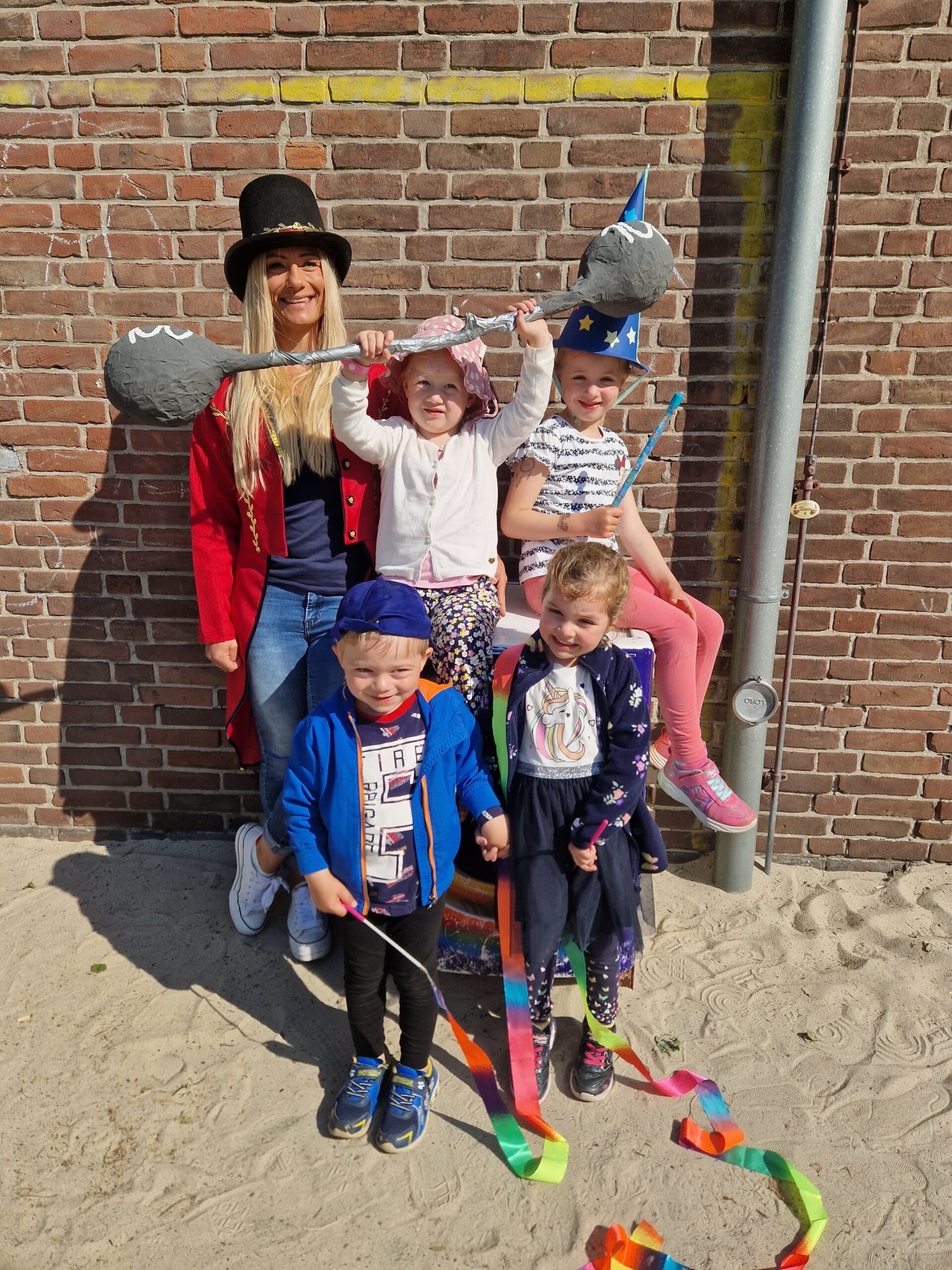 Vier kleine Kinder und die Einrichtungsleiterin des GPS "Kindergarten Deichkieker" sind unterschiedlich mit Kostümen verkleidet.