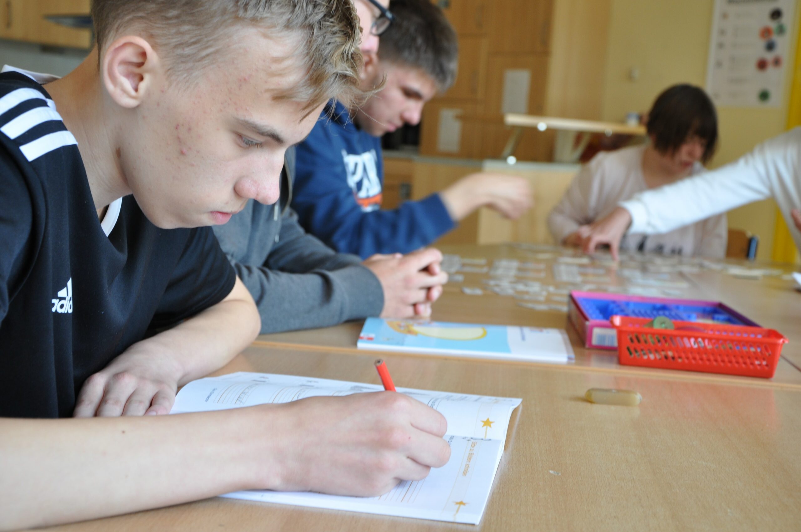 Schüler schreibt in ein Heft