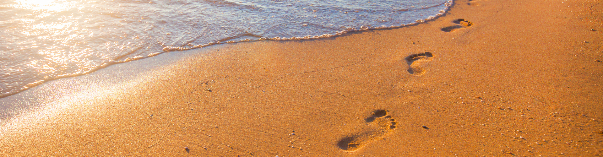 An einem Strand am Meer und Sand.