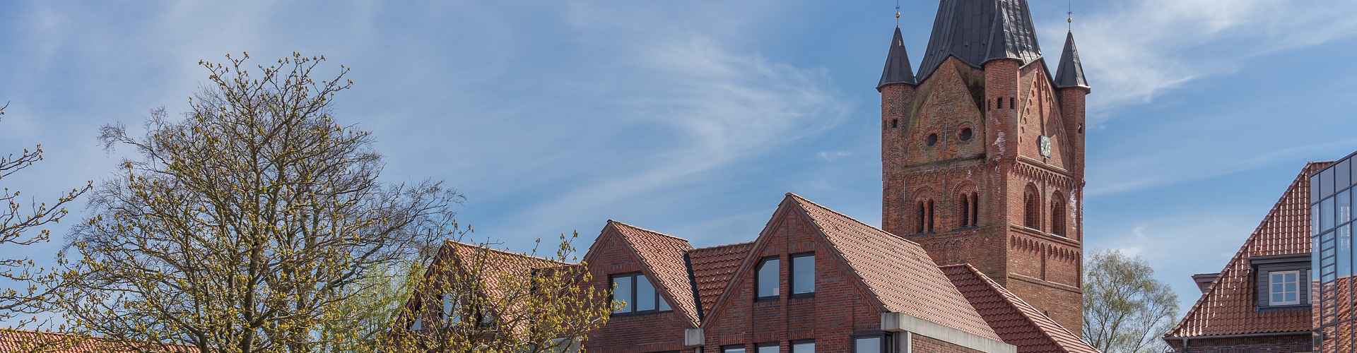 Ein Gebäude mit Turm mit Gebäude in der Stadt Westerstede