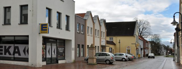 Das Wohngebäude St.-Annen-Quartier. Auf dem Bild sieht es regnerisch aus. Es stehen Autos auf den Parkplätzen