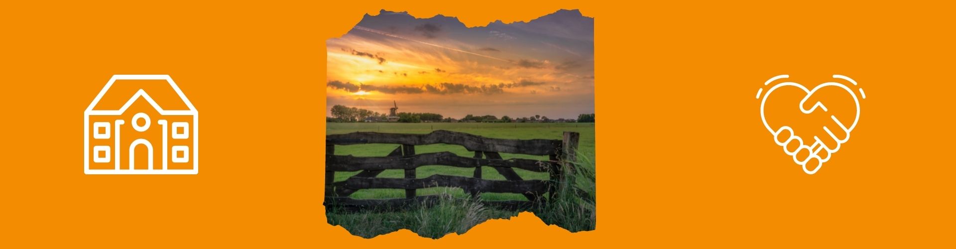 Weidezaun im Sonnenuntergang mit Mühle im Hintergrund