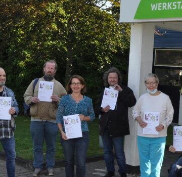 Gruppenfoto Büro für Leichte Sprache und Werkstatt Jever mit Zeitungen LeiSa