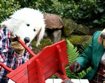 Zwei Menschen verkleidet mit Hundeköpfen