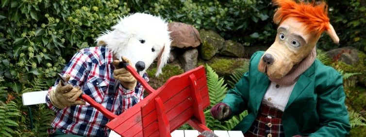 Zwei Menschen verkleidet mit Hundeköpfen