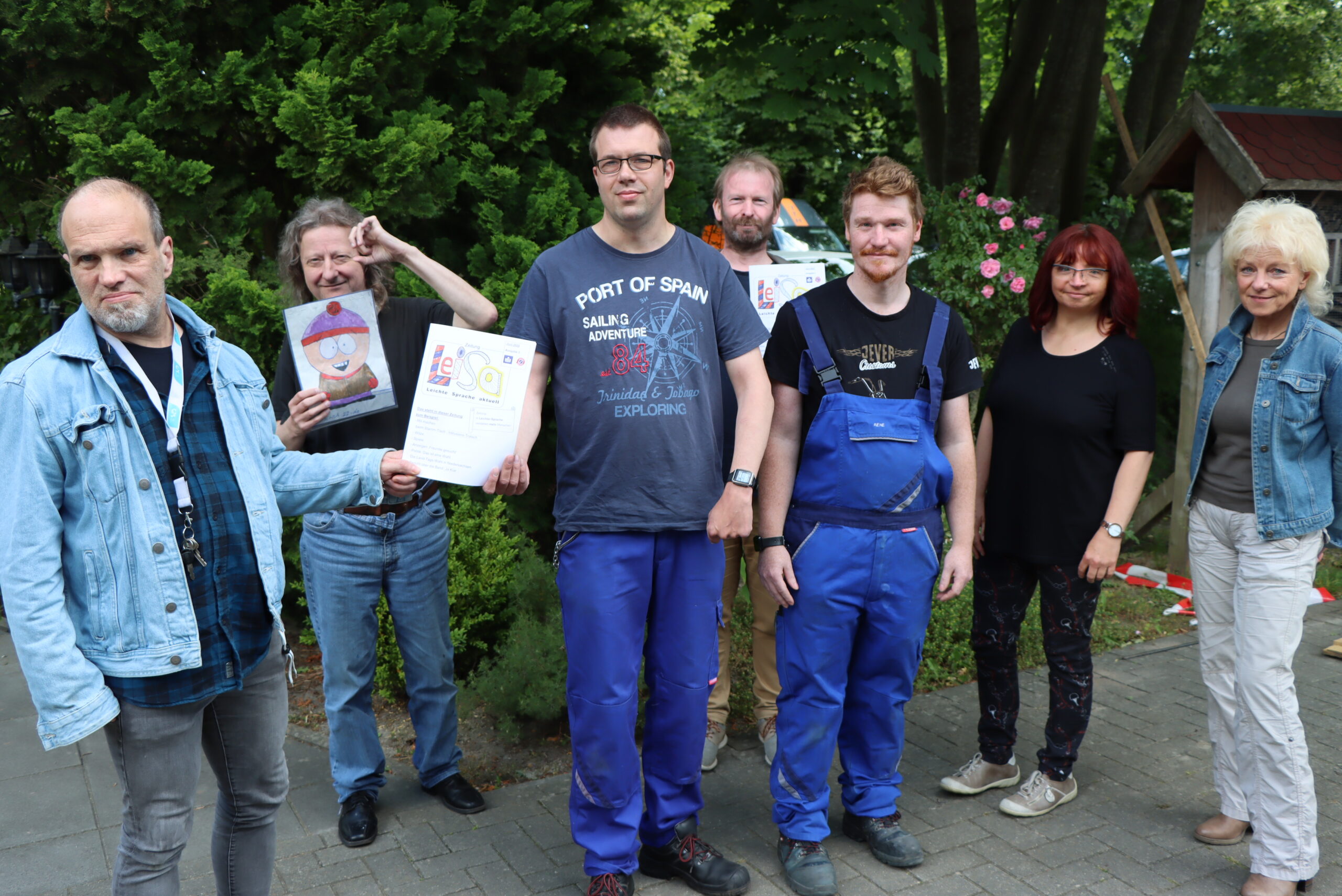 Gruppenfoto mit drei Teilnehmer von der Prüfgruppe Büro für Leichte Sprache, mit Leiterin der Büro für Leichten Sprache Karin Mohr-Schindler, die Leiterin von der GPS Werkstatt Jeringhave Claudia Hashmi und zwei GPS Werkstattbeschäftigte. Die Abteilung Büro für Leichte Sprache präsentiert die neue Ausgabe "LeiSa".