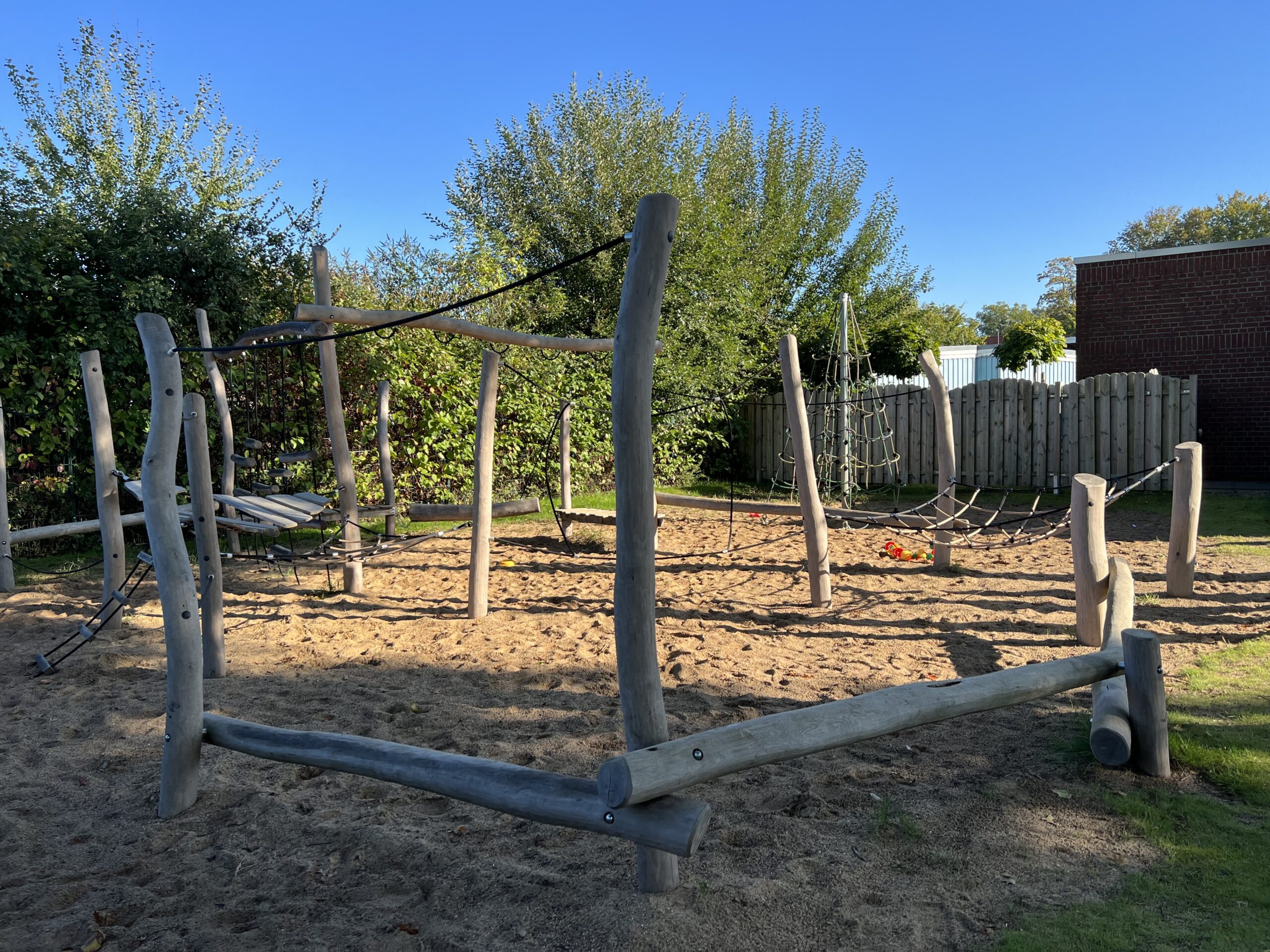 Ein Spielplatz draußen bei schönen, sonnigen Wetter.