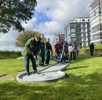 GPS Beschäftigte sind draußen bei schönen, sonnigen Wetter auf dem Minigolfplatz in der Südstadt Wilhelmshaven.