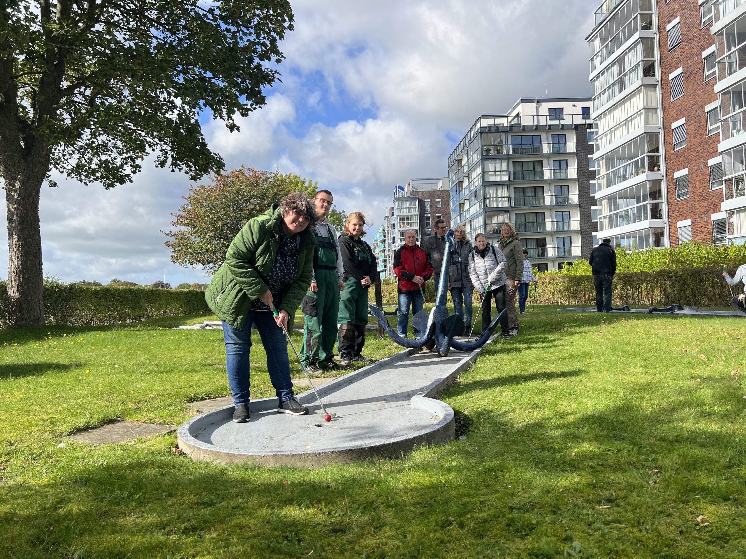 GPS Beschäftigte sind draußen bei schönen, sonnigen Wetter auf dem Minigolfplatz in der Südstadt Wilhelmshaven.