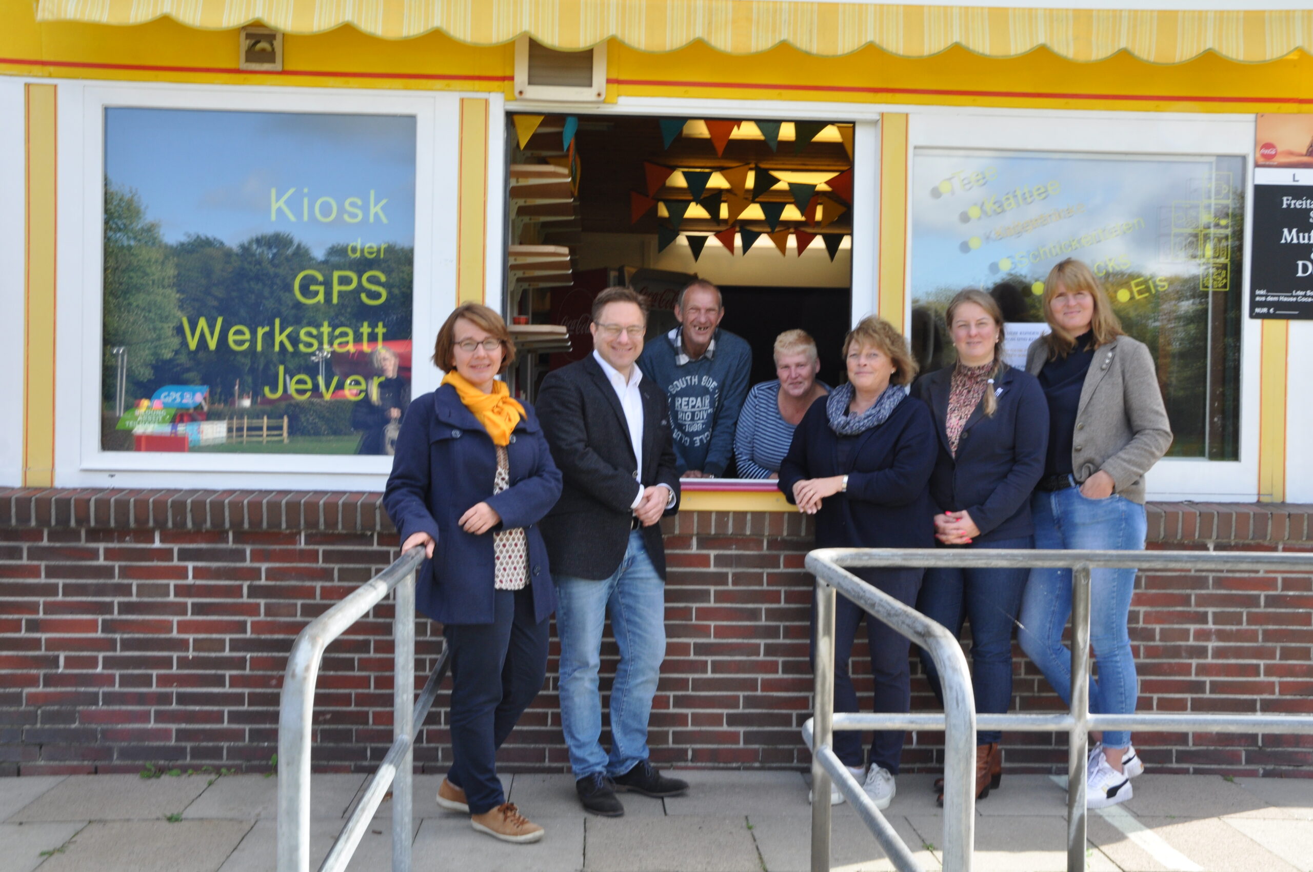 Der Bürgermeister von der Stadt Jever, die Einrichtungsleiterin von der GPS Werkstatt Jever und andere Menschen sind man auf dem Bild vor dem GPS Kiosk.