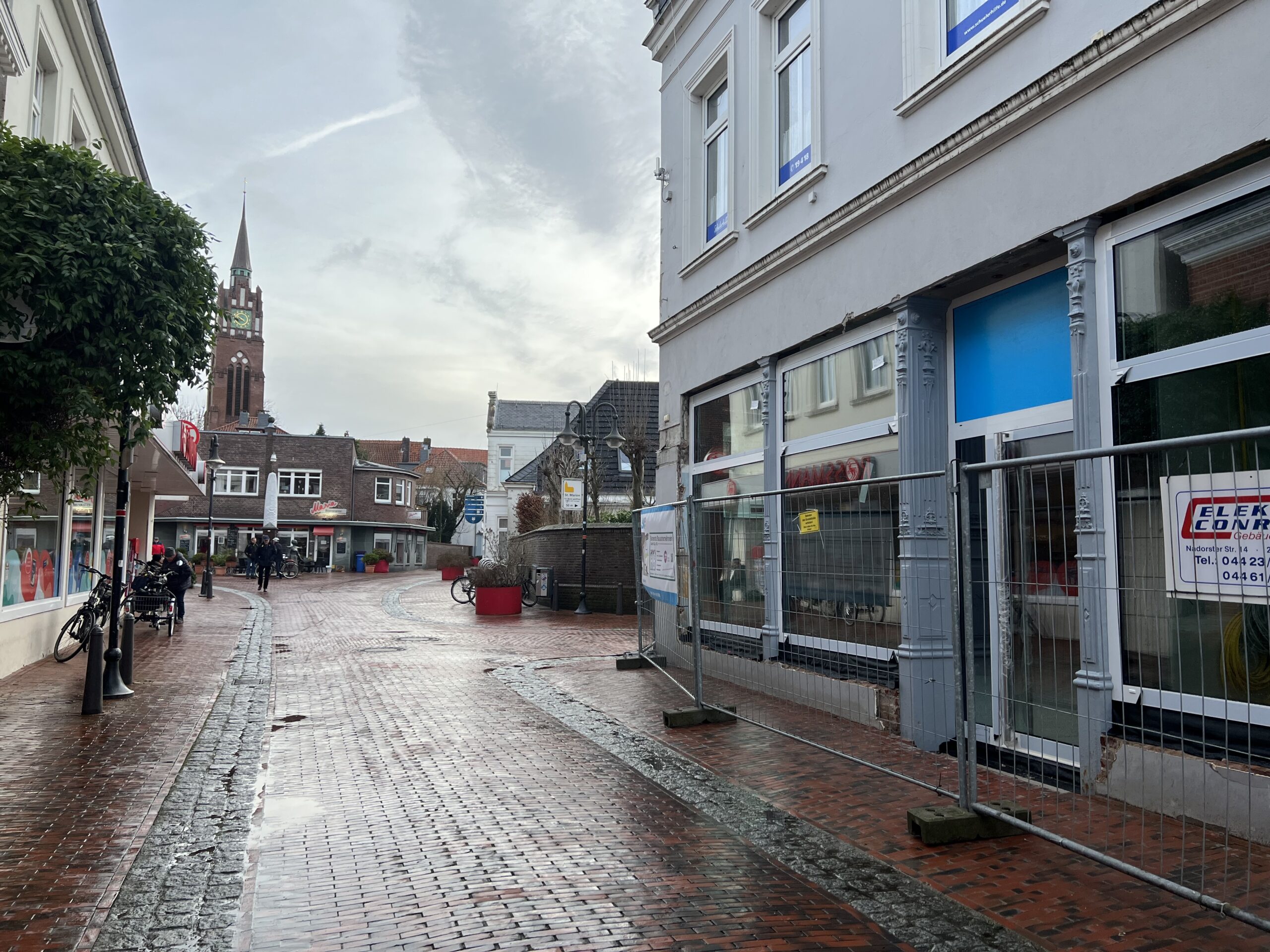 Draußen in der Fußgängerzone und vor dem GPS Laden "Nordseefreundlich" Man sieht noch Bauarbeiten des Ladens.