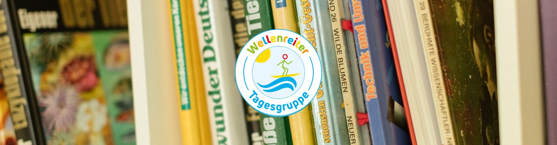 Kinderbücher im Regal, in der Mitte das Wellenreiter Logo