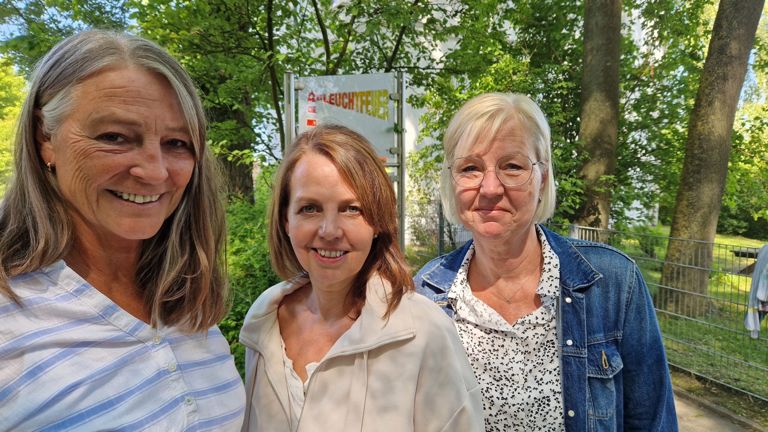 Man sieht auf diesem Bild zwei GPS Mitarbeiterinnen und die Einrichtungsleiterin vom Kindergarten Leuchtfeuer.