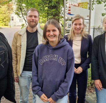 Man sieht auf diesem Bild die Einrichtungsleiterin vom Kindergarten Leuchtfeuer, zwei Erzieherinnen , GPS Mitarbeiter und die Bundestagesabgeordnete Siemtje Möller zu Gast.