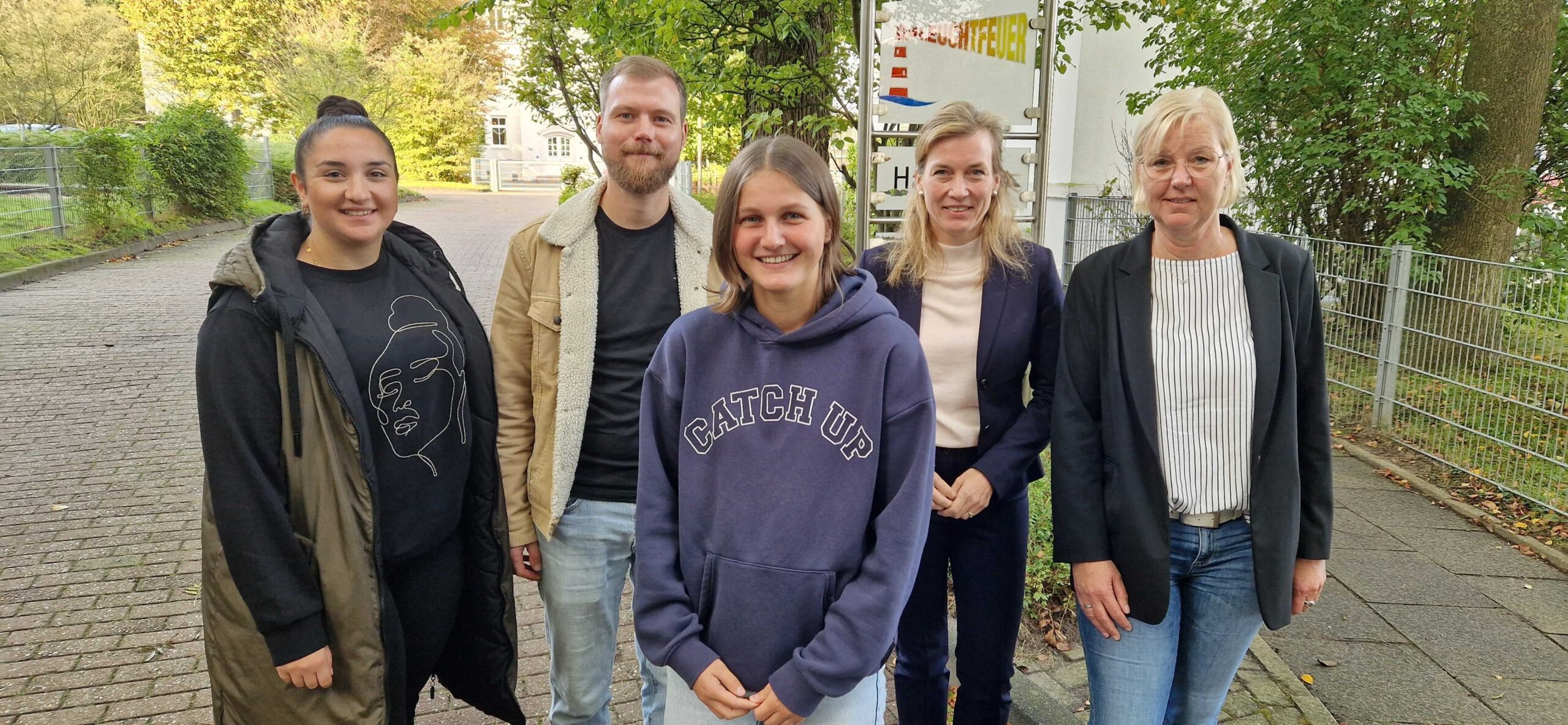 Man sieht auf diesem Bild die Einrichtungsleiterin vom Kindergarten Leuchtfeuer, zwei Erzieherinnen , GPS Mitarbeiter und die Bundestagesabgeordnete Siemtje Möller zu Gast.