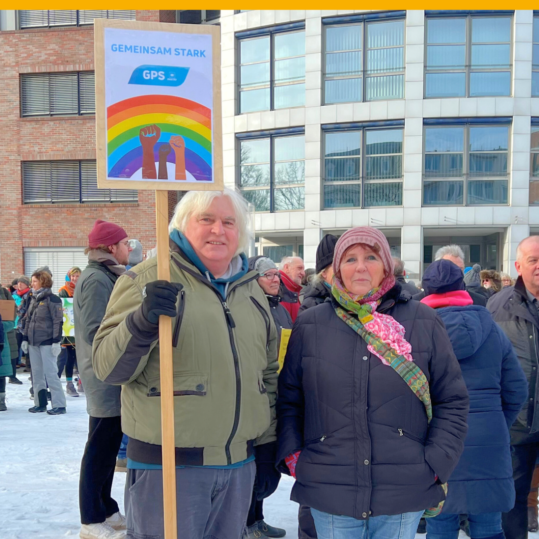 GPS Mitarbeiter und Mitarbeiterinnen mit anderen Besuchern bei einer Demonstration gegen Ausgrenzung und Rechtsradikalismus.