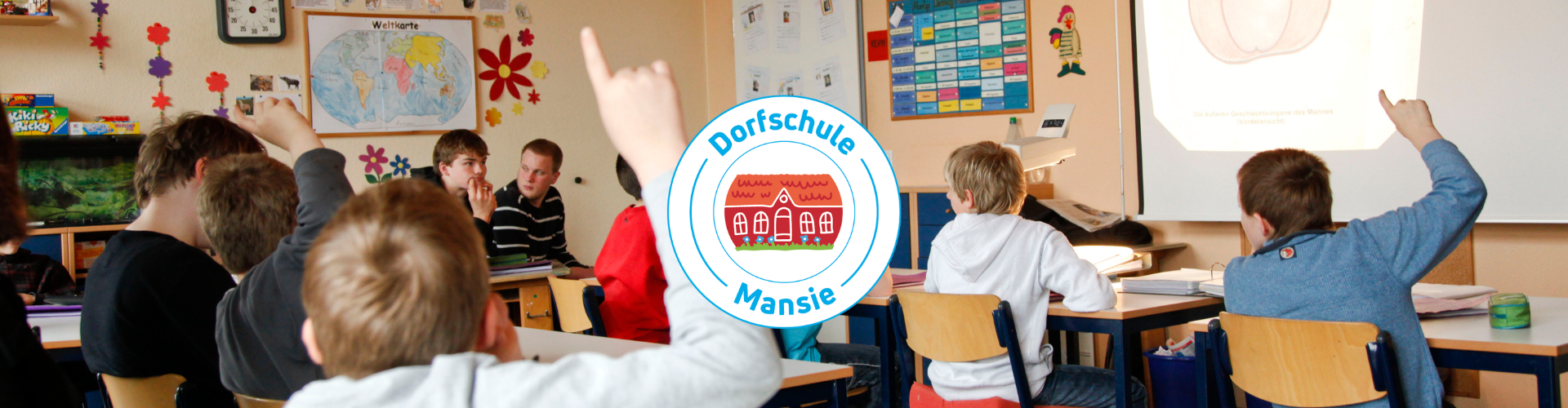 Schüler von der Dorfschule Mansie im Unterricht. Drei Schüler melden sich mit Handzeichen.