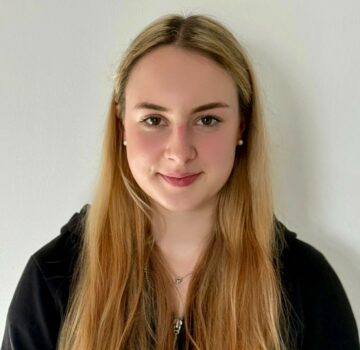 Portrait von einer GPS Auszubildende Kauffrau für Büromanagement namens Rosaria Razumovic.